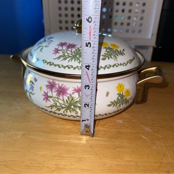 Vintage Lincoware enamelware Dutch oven with brass handles and a floral pattern - Picture 6 of 6